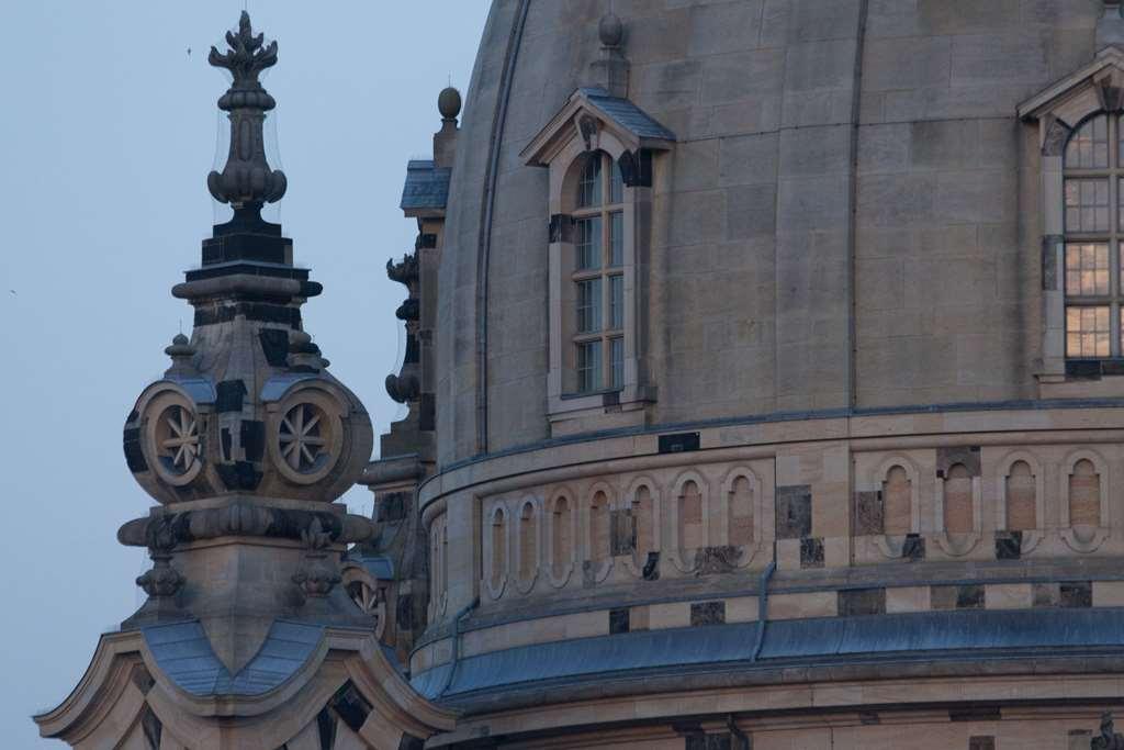 Hyperion Hotel Dresden Am Schloss Exterior photo The roof of the tower