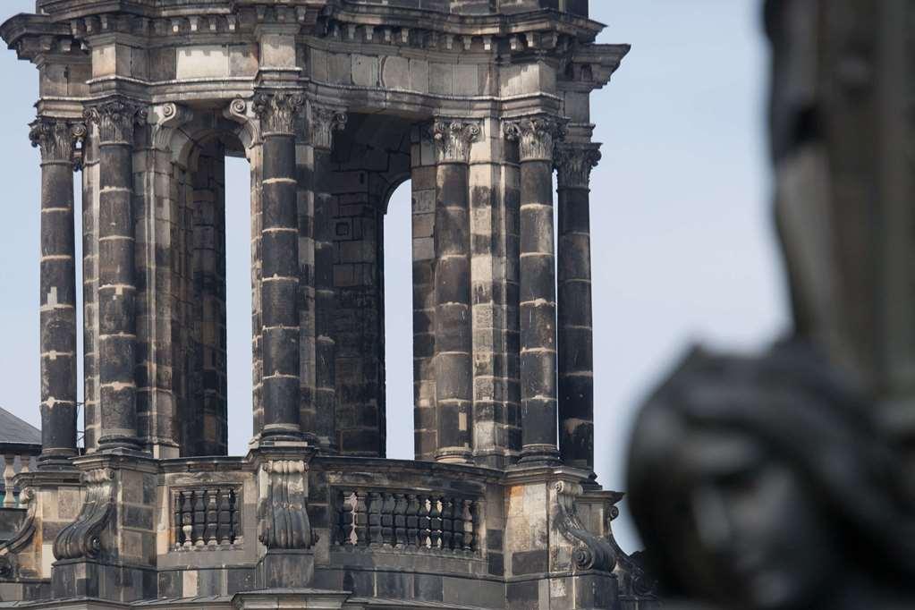 Hyperion Hotel Dresden Am Schloss Exterior photo Detail of the colonnade